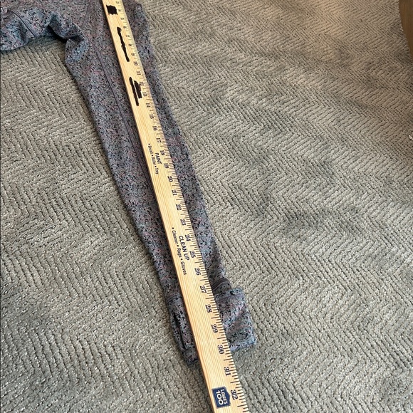 Lululemon Size 6 Heathered Gray Long Sleeve Thumbhole Zip Pocket Top - Picture 12 of 12